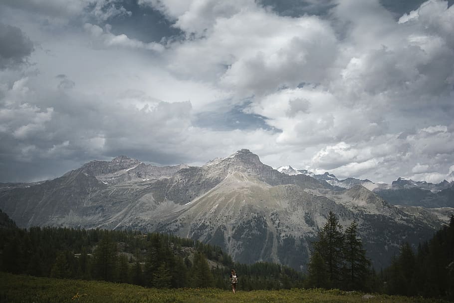 Munte, alb, nori, gri, munţi, copaci, cer, pădure, nor, noros, furtună, lumina soarelui, umbră, albastru, sălbatic, explora, Italia, lac, copac, femeie, fată, drumeții, în aer liber, aventură, orizont, scenice - natura, nor - cer, mediu inconjurator, frumusețe în natură, de munte, peisaj, natură, plantă, zi, teren, o scenă liniștită, nici o persoana, liniște, scenă non-urbană, zăpadă, varf de munte, un munte acoperit de zăpadă, 5K