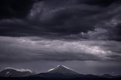 cloudformation, muntanyes, ennuvolat, cel, muntanya, núvol, fosc, pic, cim, boira, nit, Serra, tempesta, porpra, núvol - cel, medi ambient, cel dramàtic, bellesa a la natura, núvol de tempesta, escenics - natura, cloudscape, paisatge, cap gent, poder a la natura, naturalesa, neu, hivern, muntanya nevada, ominós, a l'aire lliure, clima extrem, cim de muntanya, pluja, 5K, CC0, domini públic, lliure de regalies