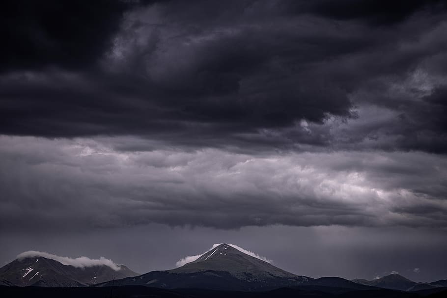 cloudformation, muntanyes, ennuvolat, cel, muntanya, núvol, fosc, pic, cim, boira, nit, Serra, tempesta, porpra, núvol - cel, medi ambient, cel dramàtic, bellesa a la natura, núvol de tempesta, escenics - natura, cloudscape, paisatge, cap gent, poder a la natura, naturalesa, neu, hivern, muntanya nevada, ominós, a l'aire lliure, clima extrem, cim de muntanya, pluja, 5K
