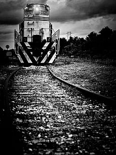 Zugmotor, Spuren, Eisenbahn, Schienen, Zug, Motor, schwarz, Weiß, industriell, Bahngleis, wolke - himmel, Schienenverkehr, Transport, draußen, keine Leute, Spur, Himmel, Natur, Tag, Pflanze, Baum, Transportmittel, der Weg nach vorn, abnehmende Perspektive, Richtung, Oberflächenniveau, selektiver Fokus, öffentliche Verkehrsmittel, lange, 2K, CC0, gemeinfrei, lizenzfrei