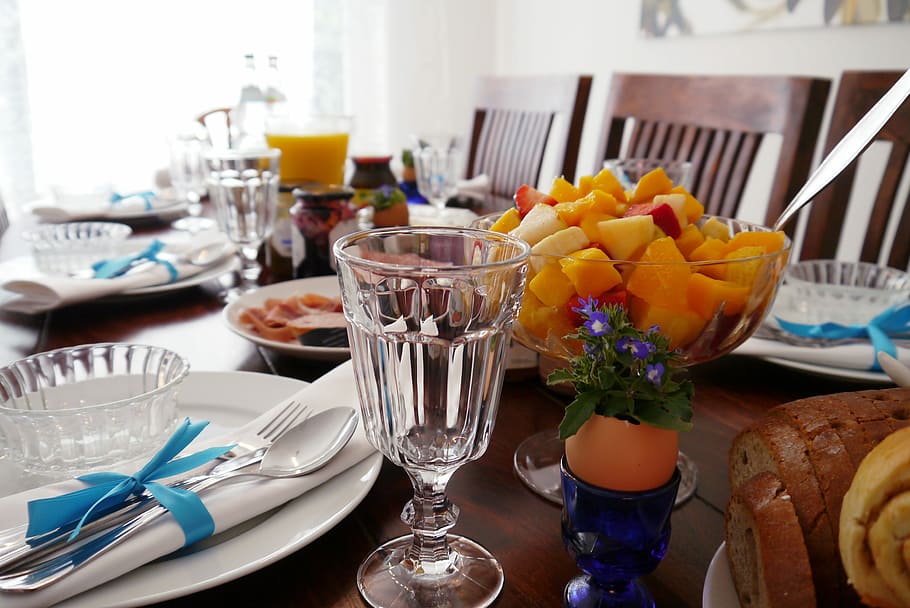 amanida de fruita, bol, col · locat, brunch, Pasqua, taula, decoració, brunch de pasqua, decoració de taula, taula gedeckter, menjar, pissarra, cobert, celebració, primer pla, decoracions florals, fruita, preparat, junts, celebra, forquilla, configuració de lloc, placa, taula de menjador, coberts, vidre, menjar i beguda, copa, configuració, utensili per menjar, frescor, equipament per a la llar, planta amb flors, flor, estri de cuina, beure, Copa de vi, cap gent, a l'interior, restaurant, ganivet de taula, 4K