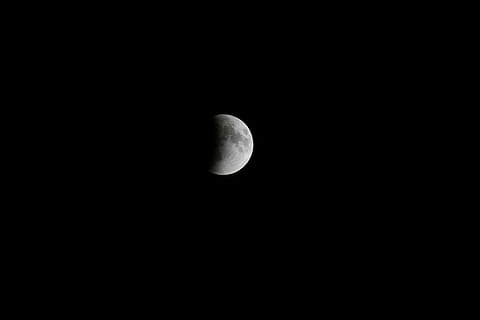 нощ, луна, затъмнение, supermoon, астрономия, копие пространство, тъмен, природа, красота в природата, спокойствие, спокойна сцена, повърхност на луната, пространство, небе, сценична природа - природа, планетарна луна, нисък ъгъл, полумесец, без хора, идиличен, ясно небе, на открито, астрология, пространство и астрономия, лунна светлина, 5K, CC0, обществено достояние, роялти безплатно