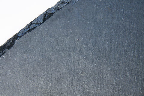 paret grisa, pissarra, estructura, fons, vora, xoc, gris, metamorph, rock, roca sedimentària, roques clàstiques, negre, gris negruzco, gris blavós, etiqueta, placa de sostre, textura, cap gent, dia, primer pla, naturalesa, temperatura de fred, hivern, marc complet, color negre, a l'aire lliure, neu, gel, congelat, estructura construïda, arquitectura, patró, funció de construcció de parets, nevar, 4K, CC0, domini públic, lliure de regalies