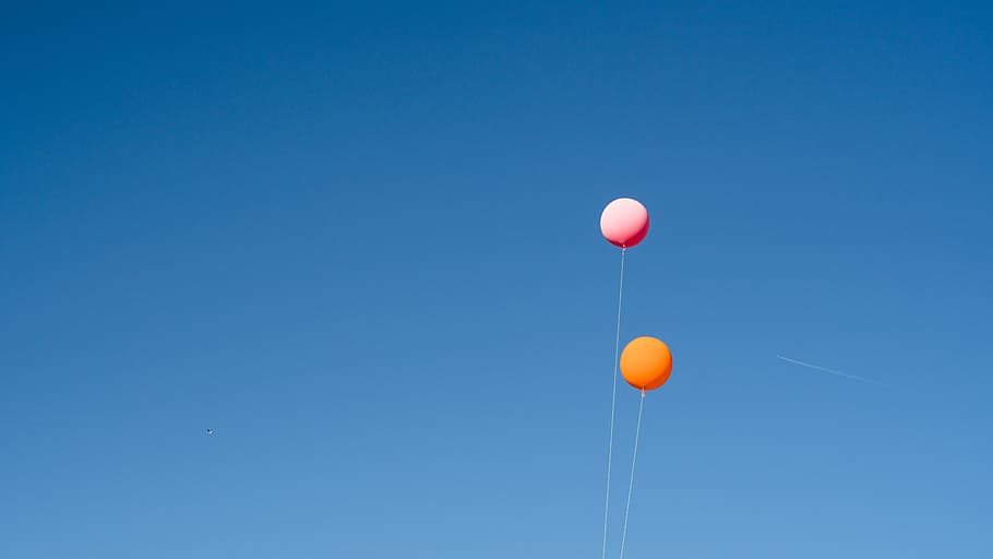Due, arancia, rosa, palloncini, cielo, giorno, Palloncino, stringa, blu, pista di jet, cielo blu, chiaro cielo blu, vasto, vasto cielo, palloncino arancione, palloncino rosa, cielo sereno, Inquadratura dal basso, natura, pallone di elio, volante, copia spazio, nessuno, mezz'aria, soleggiato, la libertà, all'aperto, gruppo di oggetti, multicolore, luce del sole, celebrazione, elio, Messaggio, sfondo blu, 5K