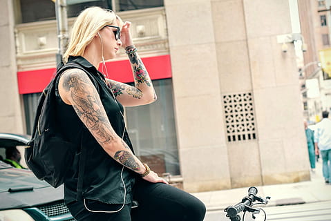 vrouw, vervelend, zwart, collared, mouwloos, top, broek, fiets, een persoon, mensen, buitenshuis, vrouwtjes, Kaukasische etniciteit, stedelijke scène, volwassen, levensstijlen, jonge volwassene, stadsleven, blond haar, stad, een vrouw alleen, jonge vrouwen, alleen volwassenen, casual kleding, drie kwart lengte, haar-, architectuur, bezit, vervoer, dag, wijze van transport, zijaanzicht, echte mensen, kapsel, 2K