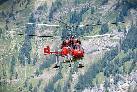 helicòpter, registre, treballar, alpí, kamov, muntanya, Serra, vermell, dia, aventura, a l'aire lliure, naturalesa, bosc, neu, arbre, transport, manera de transport, terra, viatjar, bellesa a la natura, escenics - natura, gent, telefèric, paisatge, casc, dues persones, planta, 5K, CC0, domini públic, lliure de regalies