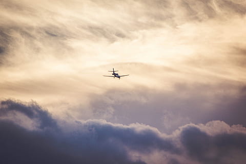 flyruter på flukt, fly, flying, grå, skyet, skies, skyer, reise, flygning, reiser, luftfartøy, transportmiddel, sky - himmel, transport, himmel, i lufta, på farten, lav vinkel visning, natur, ingen folk, bevegelse, silhouette, utendørs, dag, luft forestilling, sollys, flyindustrien, 5K, CC0, offentlig domene, opphavsrett gratis