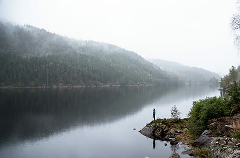 mand, stående, kant, jord, ved siden af, legeme, vand, person, flodbredden, bjerg, Skov, træ, flod, klippe, afspejling, tåge, Sky, sø, alleine, allein, jackscorner, vild, scenics - natur, ro, skønhed i naturen, rolig scene, plante, natur, dag, ikke-urbane scene, en person, himmel, 4K, CC0, offentligt domæne, royaltyfrie