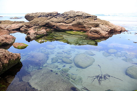 playa, montaña azul, Galicia, cala, azul, montaña, verano, playa de arena, mar, naturaleza, agua, roca - objeto, línea costera, paisaje, scenics, nadie, ola, al aire libre, marina, piedra - objeto, belleza en la naturaleza, cielo, escena tranquila, reflexión, rock, sólido, tranquilidad, día, paisajes - naturaleza, formacion de roca, tierra, vista de alto ángulo, superficial, 2K, CC0, dominio público, libre de derechos