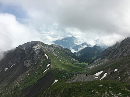 šedá, zelená, hora, bílý, nebe, během dne, fotografování, hnědý, hory, strom, sníh, mrak, Skála, tráva, silnice, údolí, vysočina, vrchol, pohoří, zeleň, mlha, chodec, turista, mrak - nebe, scenics - příroda, krása v přírodě, životní prostředí, klidné scény, krajina, klid, mimoměstské scény, Příroda, nikdo, den, rostlina, idylický, dálkový, fyzická geografie, venku, horský vrchol, 4K, CC0, veřejná doména, bez autorských práv