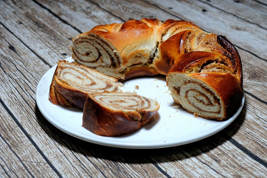 trena de noguera, enfornar, pastís, deliciós, pastes, menjar, massa, hefekranz, dolç, galetes de llevat, coure els teus, pa, esmorzar, material de fusta, frescor, marró, fleca, gourmet, al forn, taula, croissant, pastisseria, primer pla, menjar i beguda, placa, natura morta, llest per menjar, cap gent, vista d’angle alt, a l'interior, benestar, mida de la porció, alimentació saludable, menjar dolç, menjar francès, berenar, temptació, 2K