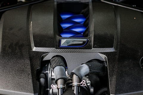 motor, bil, bilmotor, køretøj, auto, transportmidler, automobil, strøm, hastighed, teknologi, mekaniker, metal, maskine, automotive, hurtig, mekanisk, ren, væddeløb, hætte, transportere, sikkerhed, tæt på, transportform, land køretøj, en person, beskyttelse, rigtige mennesker, motor køretøj, indendørs, personlige perspektiv, menneskelig kropsdel, meddelelse, hånd, blå, 4K, CC0, offentligt domæne, royaltyfrie