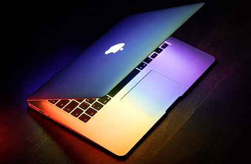 zündete, Regenbogenfarben, hölzern, Oberfläche, eben, legen, Fotografie, gedreht, silbernes macbook, Foto, Silber-, MacBook, eingeschaltet, Notizbuch, Technologie, Technik, Computer, Laptop, Internet, Kommunikation, kabellose Technologie, keine Leute, drinnen, Verbindung, High Angle View, Stillleben, Dunkelkammer, Nahansicht, Tabelle, Computerausrüstung, tragbares Informationsgerät, glühend, Filmindustrie, dunkel, beleuchtet, Text, 5K, CC0, gemeinfrei, lizenzfrei