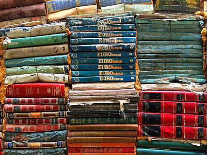 bøker, bokstabel, litteratur, stable, ryggrad, lese, studere, foreninger, gammel, bok, gammeldags, antikk, bibliotek, skitten, foreldet, heap, ingen folk, multi farget, detaljhandel, valg, butikk, stor gruppe gjenstander, variasjon, ordning, til salgs, overflod, eske, dag, container, marked, rekkefølge, innendørs, på rad, utgivelse, virksomhet, boks - container, 2K, CC0, offentlig domene, opphavsrett gratis