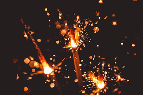 ohňostroj, temný, detailní fotografie, prskavky, plamen, jiskra, noc, večer, bokeh, prskavka, teplo, oslava, oranžový, Černá, detail, makro, zpomalit, zpomalený mod, žlutá, Červené, svítí, hořící, událost, umělecká kultura a zábava, pohyb, řeřavý, nikdo, osvětlovací zařízení, rozostření, ohňostroj - člověk dělal objekt, vybuchující, jiskry, rozmazaný pohyb, Příroda, oheň, Jasný, Nový Rok, jasně osvětlené, 5K, CC0, veřejná doména, bez autorských práv