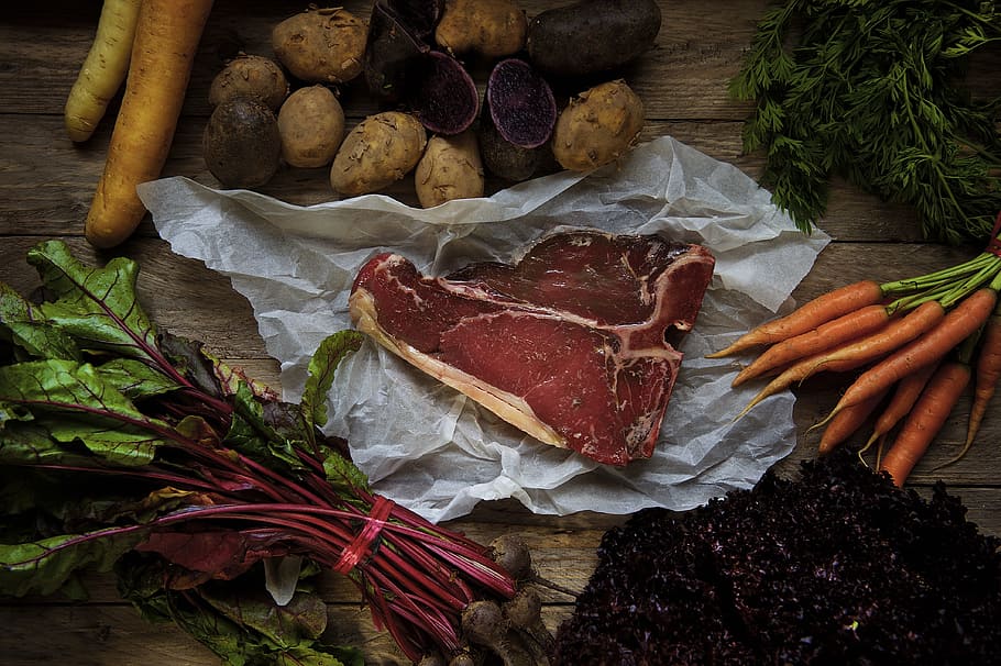 menjar, cuinar, cuina, verdures, produir, collita, patates, pastanagues, herbes, fulles, plantes, nyam, carn, menjar i beguda, frescor, alimentació saludable, vegetals, benestar, natura morta, arrel vegetal, vista d’angle alt, pastanaga, cap gent, taula, aliments crus, a l'interior, patata, elecció, gran grup d'objectes, part de la planta, material de fusta, remolatxa comuna, 4K