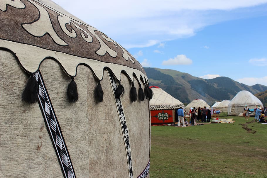 yurta, giochi nomadi, canyon, architettura, montagna, struttura costruita, nuvola - cielo, cielo, giorno, esterno dell'edificio, natura, costruzione, paesaggio, erba, all'aperto, ambiente, bellezza nella natura, pianta, nessuno, catena montuosa, viaggio, religione, 5K