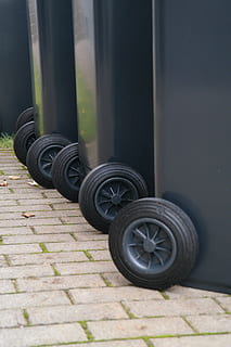 grijs, voertuig wiel, banden, bestrating, vuilnisbak, wielen, mobiel, verspilling, vuilnis, ton, vuilnisbakken, ton plastic, zwart, grote afvalcontainers, mgb, afvalbak, afvalcontainer, prullenbak, houder, wiel, band, geen mensen, vervoer, dag, zwarte kleur, wijze van transport, metaal, detailopname, buitenshuis, landvoertuig, rubber, hoge hoekmening, stationair, zonlicht, natuur, uitrusting, stilleven, 5K, CC0, publiek domein, royaltyvrij