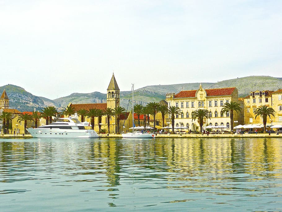 trogir, paisatge urbà, reflexió, vora del mar, paisatge, Europeu, natural, poble, Croàcia, roman, aigua, mediterrani, tranquil, exterior de l'edifici, vaixell nàutic, arquitectura, estructura construïda, transport, davant del mar, manera de transport, edifici, cel, ciutat, naturalesa, destinacions de viatge, dia, cap gent, viatjar, artesania, embarcacions de passatgers, a l'aire lliure, iot, 4K