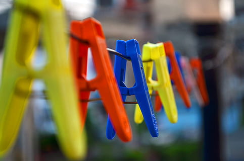 Farben, Clips, beschwingt, mehrfarbig, Kunststoff, keine Leute, drinnen, Nahansicht, Tag, hängend, Wäscheklammer, selektiver Fokus, Wäscheleine, Fokus auf den Vordergrund, Clip, Gruppe von Objekten, Blau, in einer Reihe, große gruppe von gegenständen, Kleidung, Wäsche, Abwesenheit, Gelb, Wahl, Chaos, 1080P, CC0, gemeinfrei, lizenzfrei