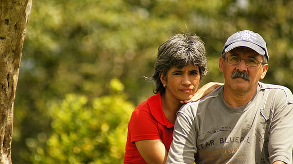 landschappen, de, Indië, quindio, Colombia, saamhorigheid, twee personen, portret, mannetjes, volwassen, mannen, bonding, emotie, vrouw, dag, fabriek, focus op de voorgrond, glimlachen, liefde, vrouwtjes, positieve emotie, casual kleding, vrijetijdsbesteding, mensen, boom, volgroeide volwassene, buitenshuis, volwassen mannen, kleinkind, 4K, CC0, publiek domein, royaltyvrij