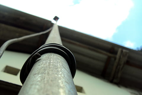 antennestok, pool, draad, macro-effect, vogeloog, blauwe lucht, dak, staal, Sri Lanka, lage hoekweergave, geen mensen, architectuur, hemel, detailopname, metaal, dag, focus op de voorgrond, buitenshuis, natuur, ingebouwde structuur, hout - materiaal, oud, industrie, zwarte kleur, selectieve aandacht, pijp - buis, het verleden, legering, 2K, CC0, publiek domein, royaltyvrij