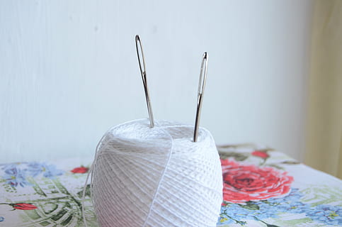 fil, agulla, costura, teixir, embolic, fil blanc, agulles, bobina, pins, beure palla, cap gent, menjar i beguda, primer pla, a l'interior, beure, dia, alimentació saludable, frescor, centrar-se en primer pla, natura morta, tèxtil, art i artesania, artesania, creativitat, mobles, Color blanc, còpia espai, vermell, taula, menjar, material, agulla de cosir, motiu floral, 4K, CC0, domini públic, lliure de regalies