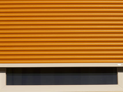 Jalousien schließen, Rollladen, Rollo, Fenster, Jalousie, Verschluss, Orange, Gelb, keine Leute, Tag, draußen, gewelltes Eisen, Nahansicht, drinnen, Muster, die Architektur, gebaute Struktur, Wandbau - Funktion, gestreift, Metall, kopieren sie platz, Design, Hintergründe, Wiederholung, Abwesenheit, 2K, CC0, gemeinfrei, lizenzfrei