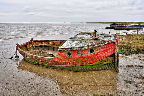 rot, hölzern, Boot, Karosserie, Wasser, tagsüber, Gewässer, gestrandet, Angeln, Wrack, verlassen, Ozean, Marine, Küste, Schiff, Meer, Wasserfahrzeug, Strand, Natur, Sand, Fischerboot, Asien, keine Leute, draußen, Landschaft, Himmel, Transport, Transportart, Transportmittel, wolke - himmel, festgemacht, Tag, Land, Ruhe, ruhige Szene, Schönheit in der Natur, Szenen - Natur, obsolet, Horizont über Wasser, Verschlechterung, 5K, CC0, gemeinfrei, lizenzfrei
