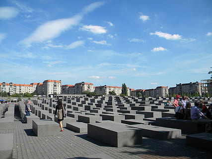memoriale, olocausto, Berlino, Germania, architettura, struttura costruita, cielo, gruppo di persone, persone reali, esterno dell'edificio, donne, stili di vita, natura, giorno, adulto, attività di svago, uomini, città, nuvola - cielo, luce del sole, persone, destinazioni di viaggio, storia, turismo, all'aperto, visita, 2K, CC0, dominio pubblico, privo di copyright
