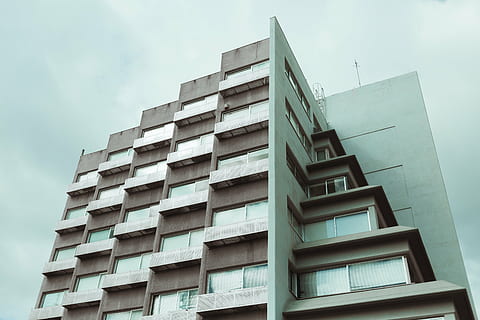 marró, blanc, pintat, estructura de l’edifici, arquitectura, edifici, infraestructura, blau, cel, finestra, exterior de l'edifici, estructura construïda, ciutat, modern, dia, apartament, cap gent, vista d’angle baix, núvol - cel, oficina, exterior d’edifici d’oficines, a l'aire lliure, naturalesa, barri residencial, patró, alta - alta, gratacels, 5K, CC0, domini públic, lliure de regalies