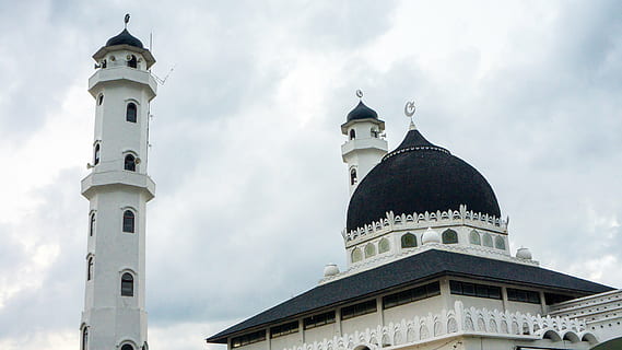 blanc, negre, mesquita, masjid, islam, arquitectura, referència, asia, religió, islàmic, edifici, ciutat, cúpula, cultura, minaret, viatjar, turisme, cel, musulmana, religiós, Sant, paisatge, símbol, famós, exterior de l'edifici, torre, núvol - cel, estructura construïda, dia, lloc de culte, creença, destinacions de viatge, espiritualitat, naturalesa, cap gent, vista d’angle baix, a l'aire lliure, fletxa, 5K, CC0, domini públic, lliure de regalies