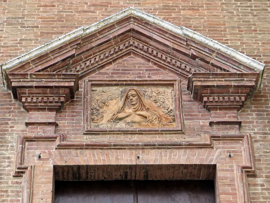 Itàlia, seva, sainte-catherine, frontó, església parroquial, religió, arquitectura, exterior de l'edifici, estructura construïda, història, cap gent, dia, representació, representació humana, art i artesania, creença, vista d’angle baix, artesania, semblança masculina, escultura, el passat, espiritualitat, funció de construcció de parets, creativitat, lloc de culte, maó, baix relleu, 4K