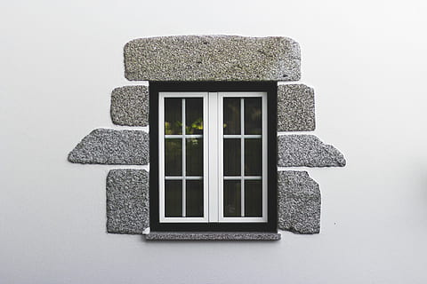 duidelijk, glazen vensterpanelen, wit, frames, Gesloten, houten, raamkozijn, venster, stenen, ruiten, glas, montuur, rots, gebouw, huis, bouwkundig, symmetrisch, symmetrie, architectuur, wijnoogst, ingebouwde structuur, geen mensen, muur - bouwfunctie, natuur, solide, buitenkant van het gebouw, buitenshuis, fabriek, groene kleur, stenen materiaal, dag, grijs, witte achtergrond, woonwijk, steen, studio opname, 5K, CC0, publiek domein, royaltyvrij