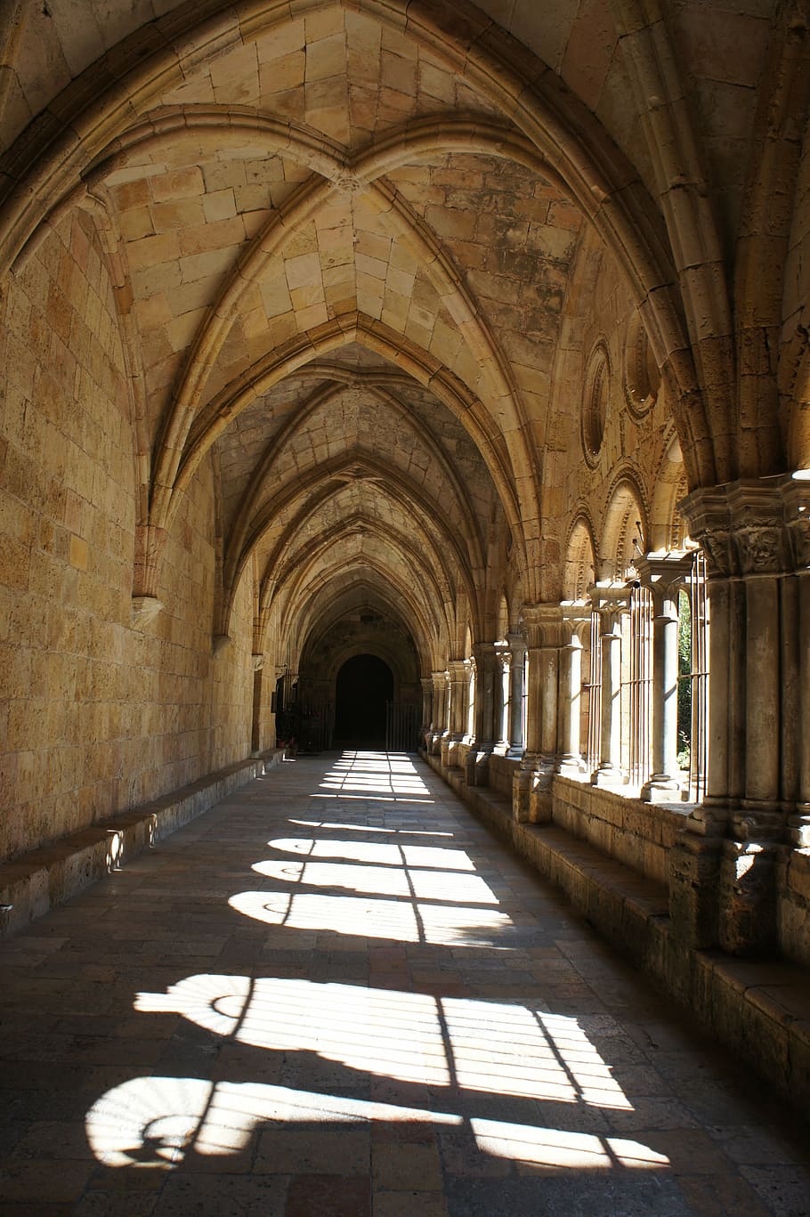 galeria, claustre, tarragona, arquitectura, Església, arc, catedral, europa, estructura construïda, arcade, el camí a seguir, història, direcció, el passat, edifici, passadís, a l'interior, cap gent, dia, perspectiva decreixent, ombra, en fila, columna arquitectònica, buit, vell, llum solar, sostre, columnata, arquejat, llarg, 4K