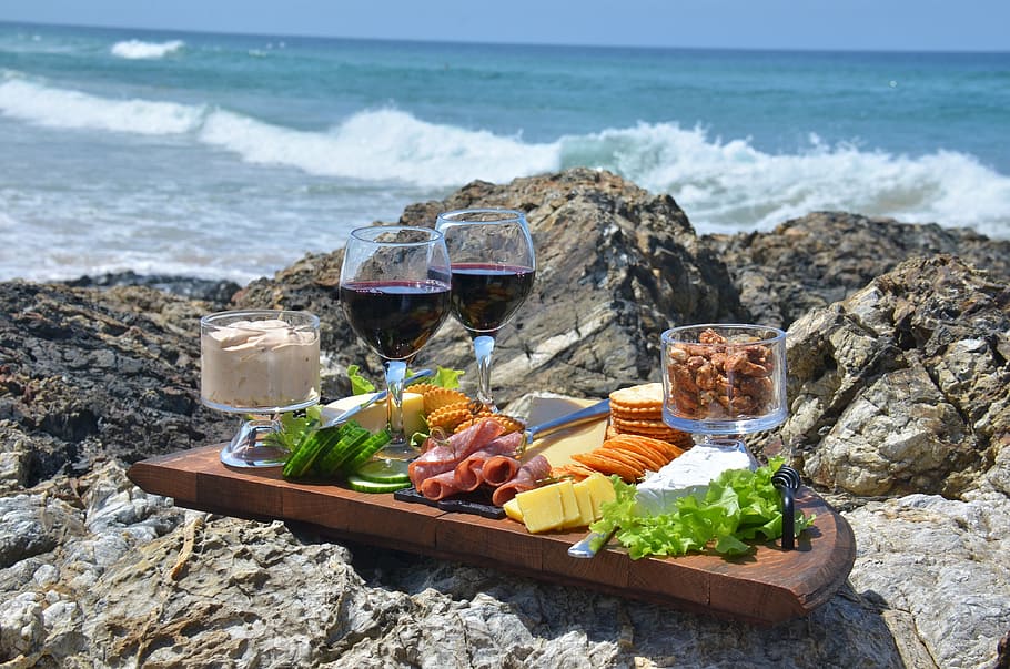 Dessert, neben, Glas, Wein, Tablett, Käseplatte, Lebensmittel, Wellen, Meer, Strand, Essen und Trinken, Sand, draußen, keine Leute, Wasser, Rock - Objekt, Tag, Horizont über Wasser, Getränk, Erfrischung, Alkohol, Land, gesundes Essen, Weinglas, Container, Natur, Trinkglas, Haushaltsausstattung, Obst, Rotwein, Mahlzeit, 4K