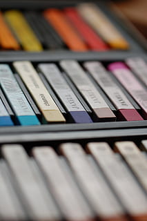 borrão, cores, giz de cera, fechar-se, materiais de coloração, GIS de cera, foco, foco seletivo, ninguém, música, dentro de casa, cultura artística e entretenimento, em uma sequência, quadro completo, instrumento musical, equipamento musical, piano, teclado, multi colorido, variação, origens, ainda vida, visão de alto ângulo, tecnologia, lado a lado, comunicação, instrumento de teclado, 2K, CC0, domínio público, royalty free