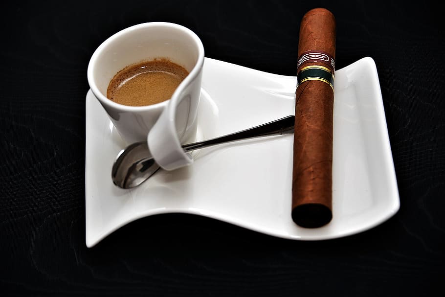 braun, Zigarre, neben, Teetasse, Teller, Espresso, Kaffee, genießen, profitieren von, Koffein, Kaffeetasse, Stimulans, köstlich, Getränk, Kaffee trinken, Becher, Tasse, Erfrischung, Tabelle, Essen und Trinken, drinnen, High Angle View, Essgeschirr, Löffel, Küchenutensilien, Studioaufnahme, Geschirr, Stift, keine Leute, Nahansicht, Papier-, 5K