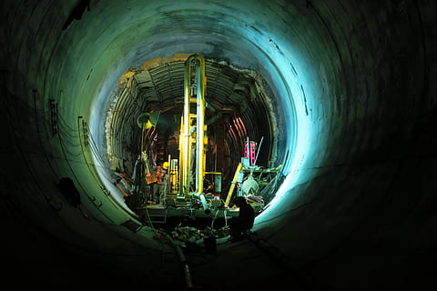 persona, assegut, túnel, groc, convertit, llum, gris, militar, dipòsit, endins, construcció, equipament, concret, tunnell, arquitectura, a l'interior, estructura construïda, forma, il·luminat, cercle, forma geomètrica, indústria, tub de tub, grup de persones, edifici, persones reals, naturalesa, homes, gent, lloc de construcció, vista d’angle alt, sostre, 5K, CC0, domini públic, lliure de regalies