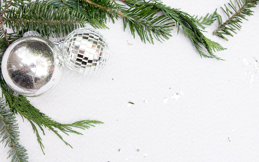 tæt på, Foto, sølvkugler, jul, bold, dekoration, glitter, sløring, ornamenter, juledekoration, træ, plante, ferie, fest, jul ornament, juletræ, ingen mennesker, indendørs, natur, diskotek bold, begivenhed, grøn farve, skinnende, blad, plante del, sølvfarvet, fyrretræ, 4K