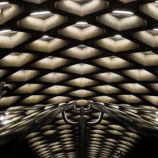 schwarze Tischlampe, schwarz, Tischlampe, Muster, Hintergründe, abstrakt, Design, texturiert, Dekoration, aufwendig, die Architektur, Metall, drinnen, Vollbild, Nahansicht, Decke, keine Leute, Flachwinkelansicht, Lichtanlage, beleuchtet, Holz - Material, Tag, in einer Reihe, Geometrische Figur, Wiederholung, silberfarben, direkt darunter, 2K, CC0, gemeinfrei, lizenzfrei