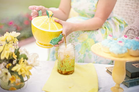mulher, desgasta, branco, verde, vestir, segurando, volta, cerâmica, recipiente, chá, hora do chá, pessoa, verão, festa do Chá, chá gelado, bebida, limão, derramando chá, derramar, flor, uma pessoa, Comida, comida e bebida, planta com flores, frescura, meio, plantar, infância, criança, descendência, amarelo, dentro de casa, mulheres, natureza, focar em primeiro plano, mesa, mão, preparação, 5K, CC0, domínio público, royalty free