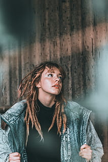Frau, halten, Jacke, suchen, schwarz, Person, Porträt, hoch schauen, Gesicht, Dreadlock, Mädchen, Stil, weiblich, Fackel, Ohrring, jung, Dame, Mode, Jeansjacke, dunkel, körnig, verblassen, Stimmung, Jahrgang, Vorderansicht, junger Erwachsener, eine Person, Lebensstile, Legere Kleidung, Frisur, junge Frau, lange Haare, Haar, Kamera betrachten, echte Menschen, Wandbau - Funktion, Freizeitbeschäftigung, Taille hoch, Kopfschuss, Stehen, braune Haare, schöne Frau, Betrachtung, Teenager, 5K, CC0, gemeinfrei, lizenzfrei