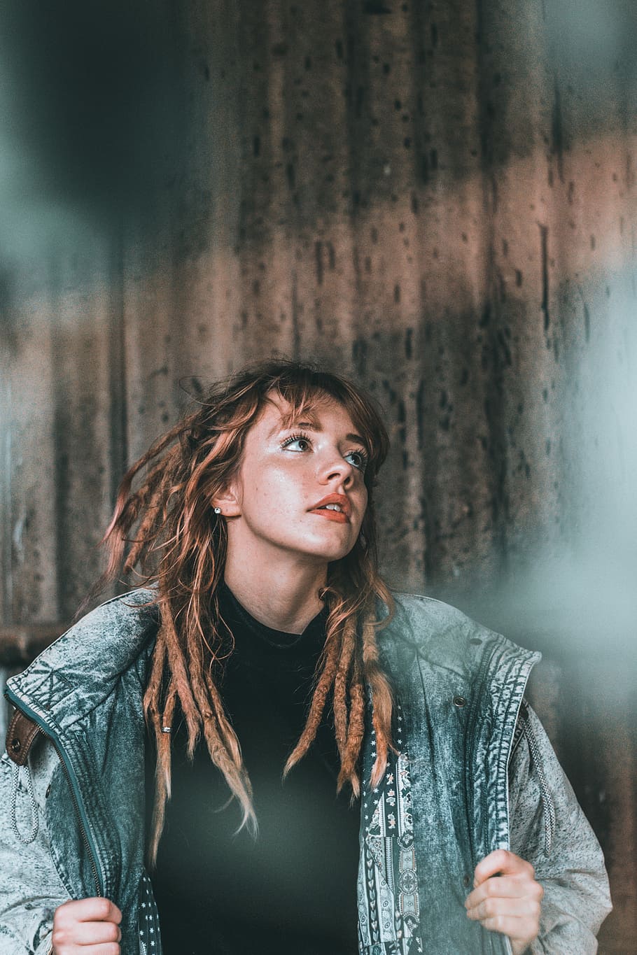 dona, celebració, jaqueta, mirant, negre, persona, retrat, buscant, cara, dreadlock, noia, estil, femella, flamarada, arracada, jove, senyora, moda, jaqueta vaquera, fosc, granulat, fade, humor, vintage, vista frontal, adult jove, una persona, estils de vida, roba casual, pentinat, dones joves, cabell llarg, cabell, mirant la càmera, persones reals, funció de construcció de parets, activitat d'oci, cintura cap amunt, tirada al cap, de peu, cabell castany, dona guapa, contemplació, adolescent, 5K