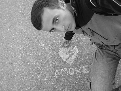 home, cor d'amor, cara, ulls, masculí, amor, cor, romàntic, romanç, blanc i negre, gent, nen, a l'aire lliure, una persona, mirant la càmera, retrat, només adults, tirada al cap, persones reals, homes, celebració, home jove, dia, estils de vida, adult jove, roba casual, mascles, activitat d'oci, de peu, vista frontal, funció de construcció de parets, llum solar, 720P, CC0, domini públic, lliure de regalies