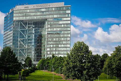 arquitectura, modern, edifici, gratacels, vidre, casa, façana, resum, düsseldorf, finestra, edifici d'oficines, port de mitjans de comunicació, ciutat, urbà, arquitectura moderna, frontal de vidre, façana de vidre, lichtspiel, reflexió, estructura construïda, exterior de l'edifici, arbre, planta, cel, naturalesa, núvol - cel, dia, cap gent, exterior d’edifici d’oficines, color verd, oficina, vidre - material, a l'aire lliure, herba, blau, districte financer, concret, 4K, CC0, domini públic, lliure de regalies