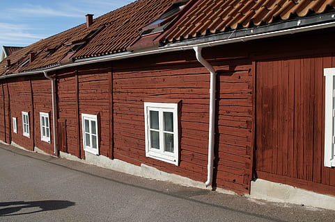 fasada, Dom, relacja na żywo, Szwecja, grenna, budynek, Niska, łodzie, architektura, szwedzki, czerwony, drewniane domy, budowa, typ projektu, zbudowana struktura, na zewnątrz budynku, dach, drewno - materiał, dzielnica mieszkaniowa, brązowy, okno, dzień, żadnych ludzi, Miasto, na dworze, światło słoneczne, Natura, ulica, dachówka, transport, cegła, garaż, 5K, CC0, domena publiczna, darmowe zdjęcia