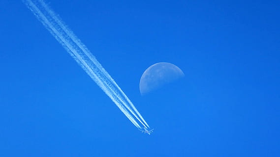 cielo, Luna, aereo, volante, aviazione, blu, volare, volo, Jet, aria, scia di vapore, nuvola - cielo, veicolo aereo, mezzi di trasporto, modo di trasporto, nessuno, viaggio, mezz'aria, natura, Inquadratura dal basso, velocità, in movimento, Colore bianco, soleggiato, movimento, all'aperto, industria aerospaziale, in partenza, 2K, CC0, dominio pubblico, privo di copyright