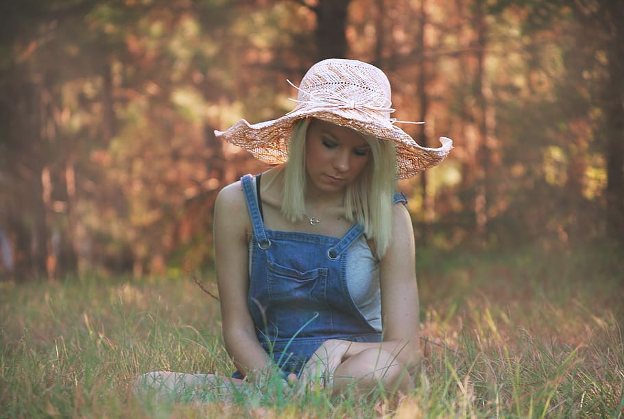 Frau, tragen, Rosa, Strandhut, Sitzung, Grün, Gras, Mädchen, Sommer-, jung, Natur, weiblich, draussen, Feld, Wiese, draußen, Porträt, beiläufig, Entspannen Sie Sich, Hut, herunterschauen, Overall, jugendlich, Mode, Lebensstil, attraktiv, Ausdruck, Gesicht, kaukasischer Abstammung, eine Person, ländliche Szene, Frauen, Menschen, wunderschönen, Schönheit, Lebensstile, Kleidung, Pflanze, Legere Kleidung, Freizeitbeschäftigung, Vorderansicht, Land, junge Frau, lange Haare, junger Erwachsener, Haar, blondes Haar, echte Menschen, Frisur, schöne Frau, Sonnenhut, 1080P