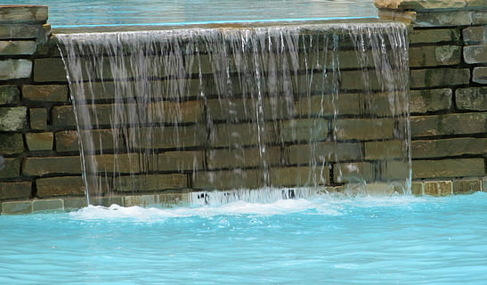 cascata, acqua, pietra, mattone, bagnato, bellezza, flusso, caduta, giorno, lungomare, natura, mare, all'aperto, movimento, nessuno, spruzzi, architettura, bellezza nella natura, legno - materiale, sport acquatico, struttura costruita, acqua corrente, onda, sport, piscina, color turchese, fluente, 2K, CC0, dominio pubblico, privo di copyright